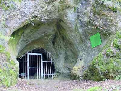 Höhle bei Kipfenberg im Altmühltal
